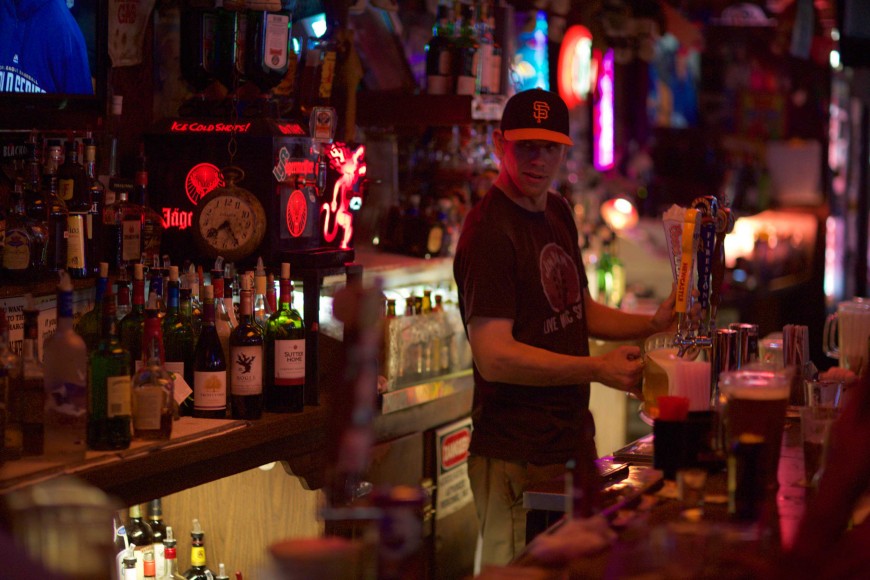 Antonio's Nut House bartender Lee Fewell fills a pitcher during Game 6 of the 2014 World Series. (Spenser Linney/Peninsula Press)