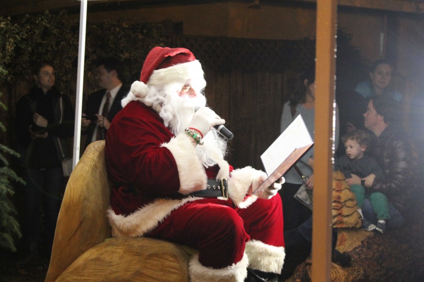 Santa Claus reads “The Night Before Christmas” to attendees of Menlo Park’s second annual Christmas Tree lighting in Fremont Park. (Sabrina Elfarra/Peninsula Press)
