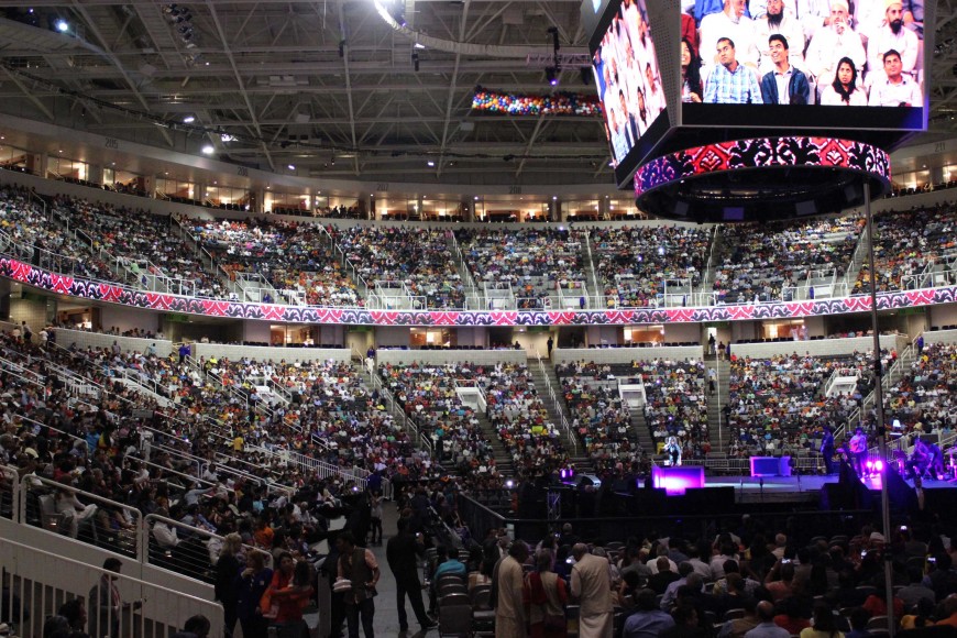 The 18,000-strong crowd sings along with Indian Sufi fusion band Kailasa, which performed at the SAP Center in San Jose, California, just before India Prime Minister Narendra Modi addressed them. (Saurabh Datar/Peninsula Press)