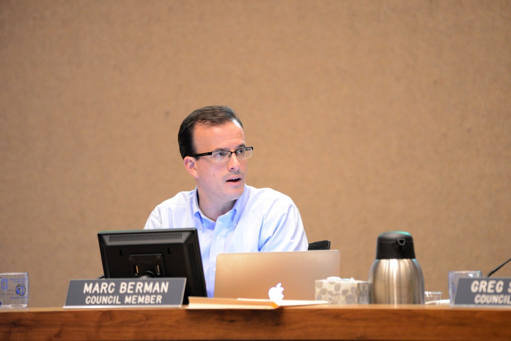 Palo Alto City Councilman Marc Berman offers insight into the resolution as one of the coauthors during the Oct. 5 meeting. (Travis Shafer/Peninsula Press)