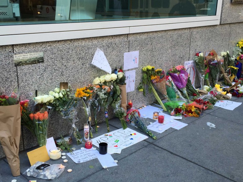 Outside of the French Consulate in San Francisco, mourners leave flowers and notes on Nov. 14, 2015, a day after terrorist attacks in Paris. (Kaitlyn Landgraf/Peninsula Press)