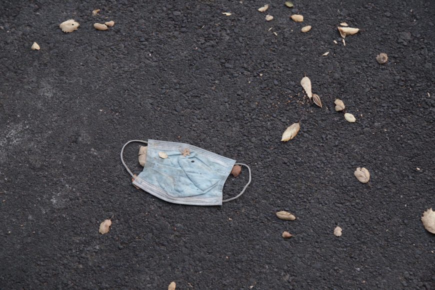 A mask is left on the ground outside of Arrillaga dining hall. (Noah Cortez, Peninsula Press)
