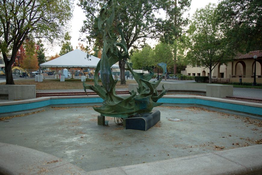 The Claw, usually filled with water (and sometimes students partaking in “fountain hopping”), is empty. Most fountains on campus have been dry since March. (Noah Cortez, Peninsula Press)