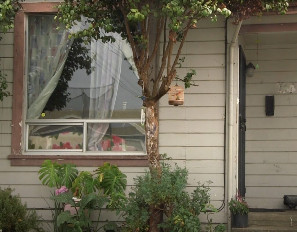 A picture of a house from the outside.