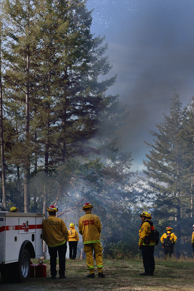 Firefighters from Cal Fire’s San Mateo-Santa Cruz Unit monitor the smoke from the intentional burn. (Özge Terzioğlu/Peninsula Press)