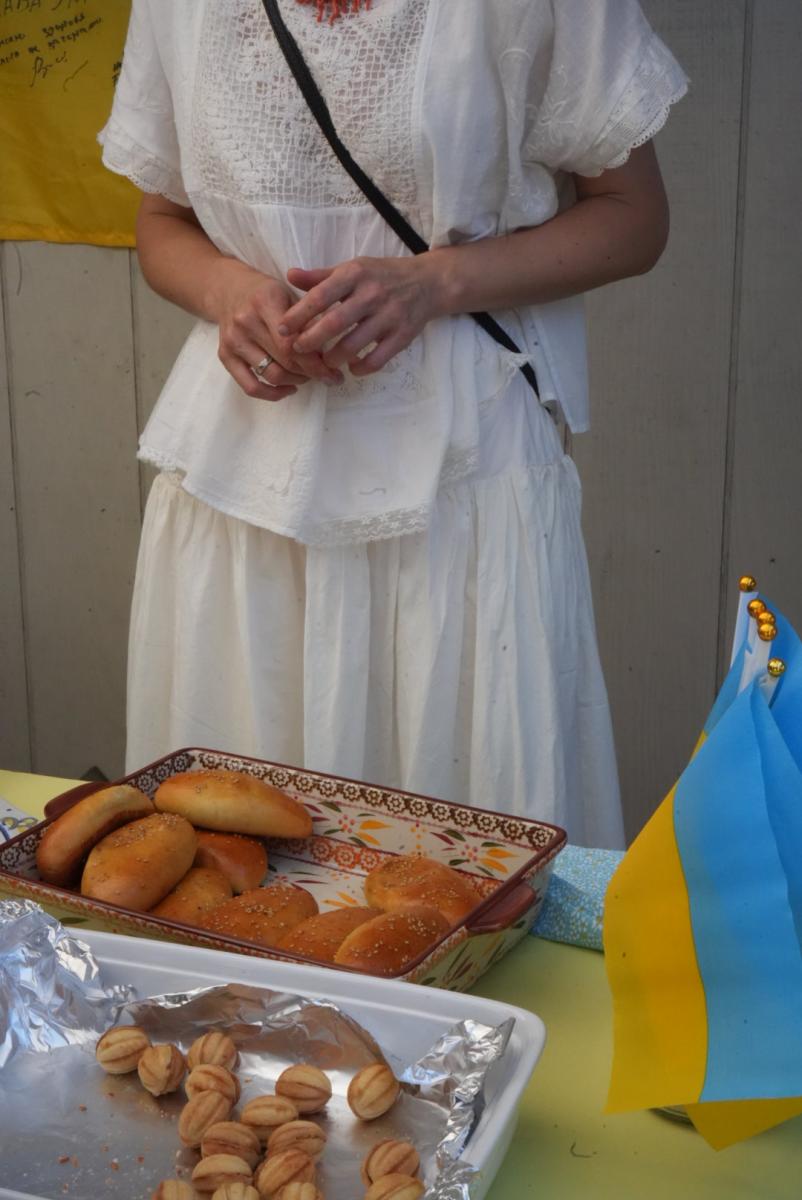 A Ukrainian woman sells traditional baked goods at a neighborhood bake sale fundraiser for Ukraine in Santa Clara, California, on Sept. 29, 2024. (Nina Subkhanberdina/Peninsula Press)